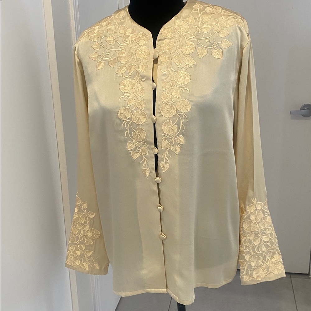 Bob Mackie VTG Pure Silk
Warm Champagne Embroidered
Buttoned down Blouse Size 8